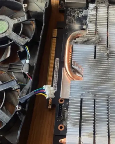 Limpieza interna y cambio de pasta térmica de un notebook